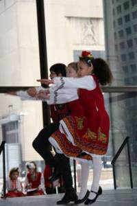 Малките българчета от Чикаго не са забравили народните ни танци