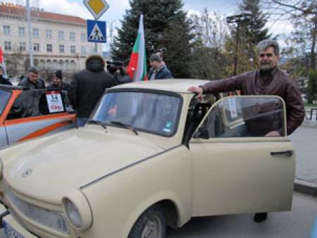 Депутат тръгва на работа с трабант