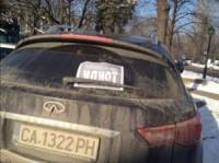 На пешеходците дотолкова им е додеяло от „пладнуващите“ по тротоари и градинки коли, че вече им лепят стикери с надпис „Паркирал си като идиот“