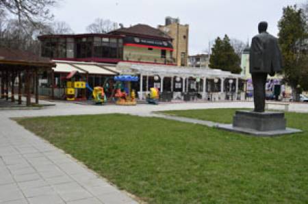 Съветниците в Добрич скъсиха площада пред дома на Йовков