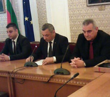 ПФ: Парламентът не е територия за религиозни провокации