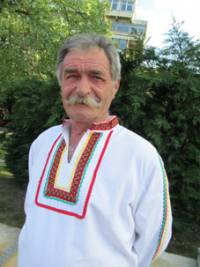 Минчо Минчев от Гъбене произвежда израелска диетична салата, а в душата му е българската народна музика