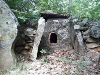 Трикамерната скална гробница