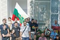 Пред паметната плоча на Апостола в Еникьой