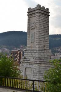 Паметникът на загиналите във войните много прилича на Шипченския