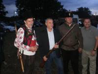 Валери Симеонов (в средата) поздрави областния координатор за Сливен Доброслав Иванов (вляво) и председателя на градската организация Валентин Велев (отдясно), които взеха участие във възстановката
