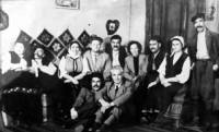 Стоян Ц. Даскалов с Пенка Икономова, Магда Колчакова, Петър Стойчев, Константин Кисимов и др. след премиерата на пиесата „Преломът”