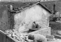 Момент от скандалните разкопки през 1956 г. край старинната църква в центъра на София 