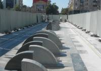 Фонтаните на обновения централен площад бяха ремонтирани неведнъж след откриването си