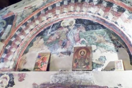 Малката църква с големите чудеса в село Добърско