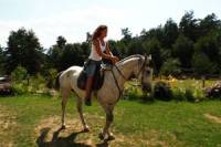 Надя е инструктор по езда и се грижи за конете в базата
