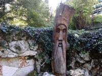 Местните разказват старинни предания за призраци и духове, които се появяват в района на манастира