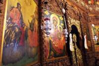 Храмът притежава един от най-красивите олтарни иконостаси в Северна България