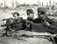 Парашутисти от първи взвод на позиция в Унгария