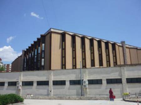 Зад фасадата на търновския Дворец на културата и спорта