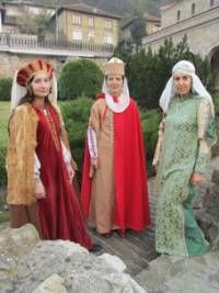 Флорина Първанова (в средата) сред знатни болярки в двора на църквата „Св. четиридесет мъченици” във Велико Търново