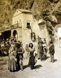 Поклонници пред скалната църква през 1920 г.