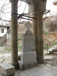 Гробът на видния възрожденец в двора на търновския храм „Св. св. Константин и Елена“