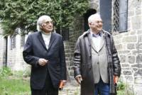 Филантропът Едмънд Бек (в дясно) и покойният вече д-р Николиев при продажбата на хана „Хаджи Николи” на 9 април 2006 г.