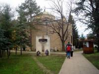 В двора на светата обител е издигнат мемориал в памет на зверски избитите тук християни и загиналите руски воини и български опълченци