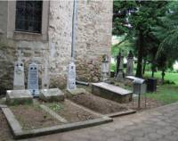 Край църквата са наредени гробовете на загиналите през времето, когато тук е имало лазарет