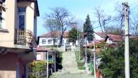Изглед към местното училище „Христо Ботев“, намиращо се на най-високото място в селото