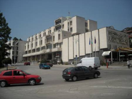 Прекратиха конкурс за изпълнител на пътни ремонти