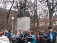 В Карлово има паметник, пред който всяка година през април учениците от едноименното училище полагат цветя