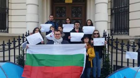Кои са „българите в чужбина“,  скочили срещу Изборния кодекс