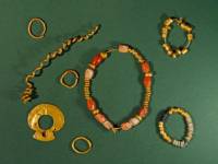 Златни накити от некропола на западния бряг на Дуранкулашкото езеро. Средна и късна медно-каменна епоха. Втора половина на V хилядолетие пр. Хр.