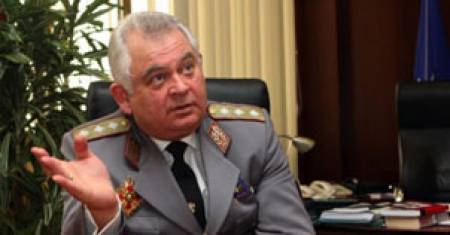 Трима генерали са напът да облекат раирани униформи