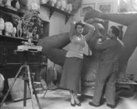 През 1953 г. в ателието на сънародника ни позира легендарната София Лорен
