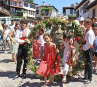 Празникът на билките събира стотици на Самоводската  чаршия във Велико Търново