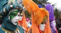 Сръбкини от Лесковац представят костюми от Венецианския карнавал по време на кукерския фестивал в Ямбол