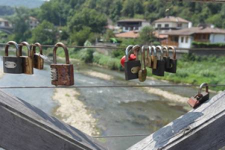 Българските мостове на заключената любов
