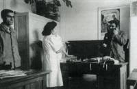 Лекарят в кабинета си в жп болницата в София през 60-те години на миналия век
