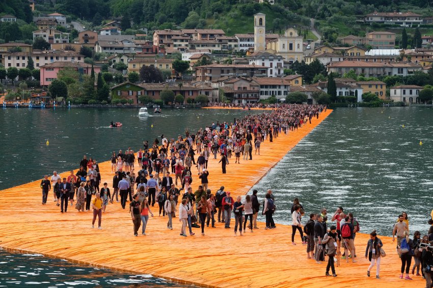 "Плаващите кейове" на Кристо са туристическият хит в Италия за миналата година