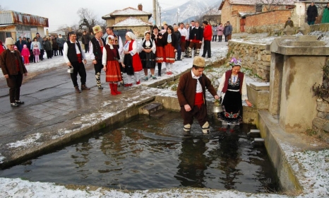 Къпят ритуално младите булки в Карлово