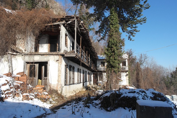 Легендарният Преображенски манастир тъне в разруха