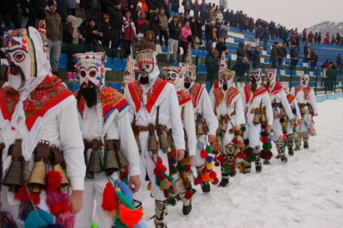 Хлопки огласиха Древната земя на кукерите