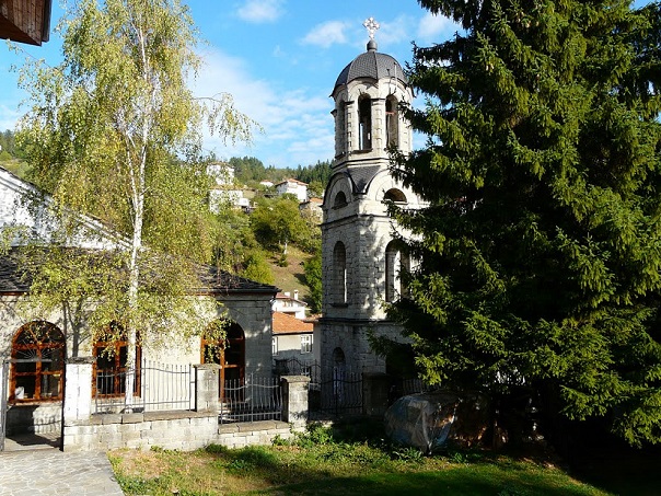 Младежи дариха пари, събрани по Богоявление, за ремонт на храм