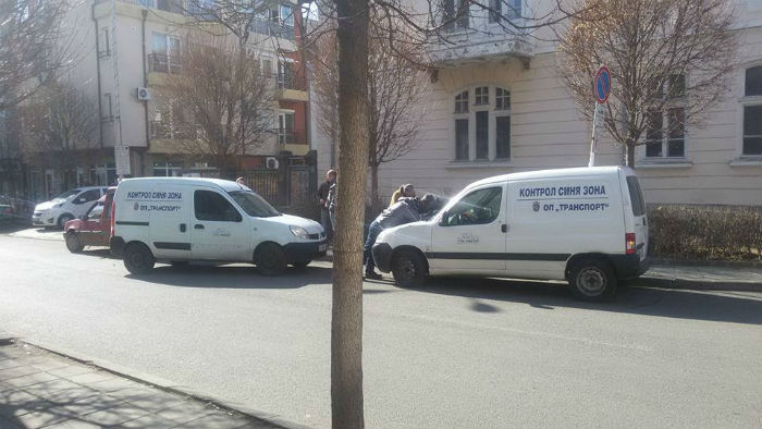 Контрольори на синята зона в Бургас потъпкват безнаказано Закона за движение по пътищата