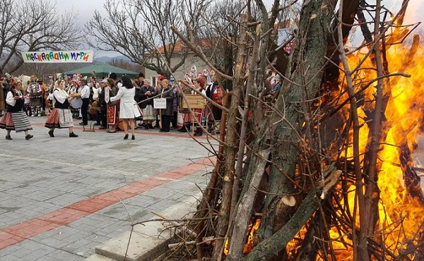 Със запалване на ритуален огън в Трапоклово бе дадено началото на  "Маскарадни игри"