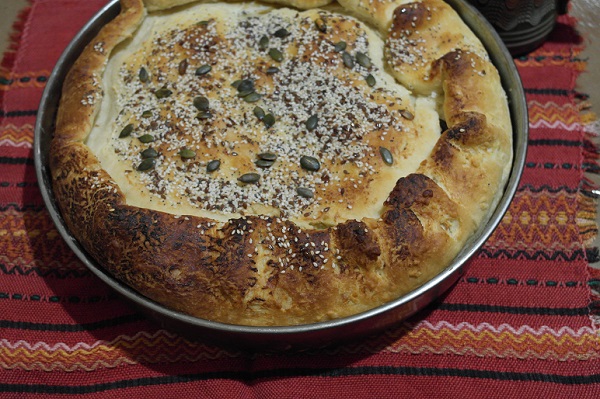 Пита с плънка от коприва, поръсена с микс от семена