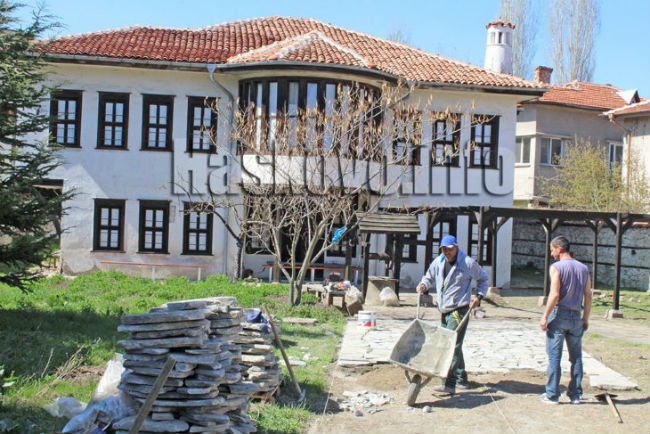 За пример: Ученици садят дръвчета в Паскалевата къща в Хасково