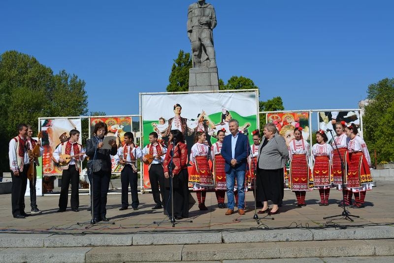 180 души от двата бряга на река Дунав представят автентични традиции