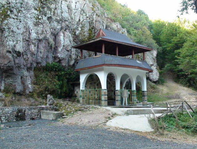 На Гергьовден водата, извираща от скалите в местността Дамбалъ, става лековита