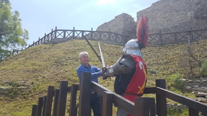 Кметът на Мездра показа как се върти средновековен меч