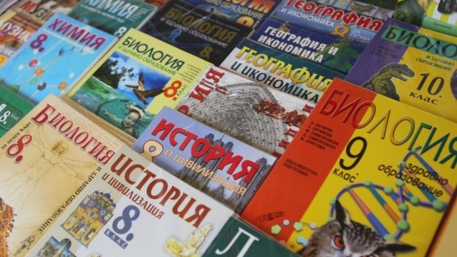 Наредбата за одобряване на нови учебници падна в съда