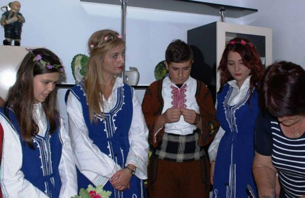Живеещи в Испания български младоженци се венчаха по стар нашенски обичай